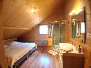 Chalets ⁂⁂ LE NID DE PIERRE & JULIE [CLEDICIHOME] 2 pas du centre ville / SPA & TERASSE AMENAGEE ⁂⁂ : photos des chambres