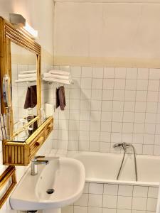 Hotels Hotel Laperouse : photos des chambres