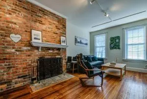 3BR Colonial House with Parking by CozySuites - Jefferson Park