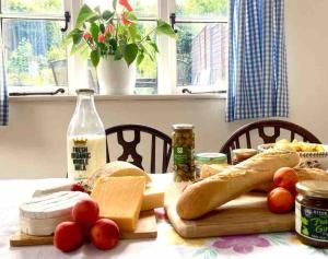 Thatched Cottage, beautiful village near the sea