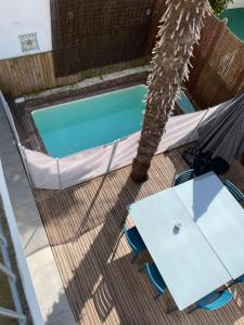 Maison en plein centre avec piscine garage et clim