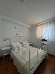 Apartment with swimming pool