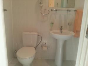 Twin Room with Private Bathroom and Gym Access room in Sky High Hotel Airport