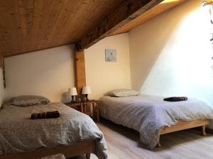 Auberges de jeunesse Central Hostel Chatel : Chambre Lits jumeaux/Double avec Salle de Bains Commune 