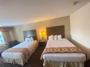Queen Room with Two Queen Beds - Smoking room in Garden State Inn