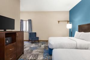 Business Double Room with Two Double Beds - Non-Smoking room in Days Inn by Wyndham Philadelphia Convention Center