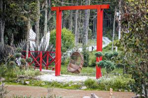 Suítes Pousada Jardim do Buda com café e piscina