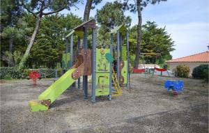 Maisons de vacances Awesome Home In La Faute-sur-mer With Kitchen : photos des chambres