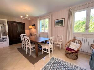 Maisons de vacances Grande maison familiale a 800m de la plage de Kermor avec jardin - FR-1-481-122 : photos des chambres