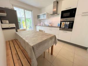 Maisons de vacances Grande maison familiale a 800m de la plage de Kermor avec jardin - FR-1-481-122 : photos des chambres