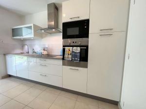 Maisons de vacances Grande maison familiale a 800m de la plage de Kermor avec jardin - FR-1-481-122 : photos des chambres