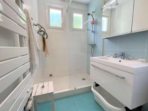 Maisons de vacances Grande maison familiale a 800m de la plage de Kermor avec jardin - FR-1-481-122 : photos des chambres