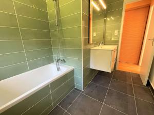 Maisons de vacances Grande maison familiale a 800m de la plage de Kermor avec jardin - FR-1-481-122 : photos des chambres