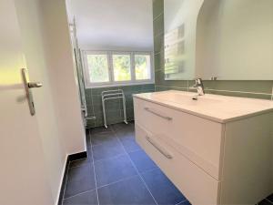 Maisons de vacances Grande maison familiale a 800m de la plage de Kermor avec jardin - FR-1-481-122 : photos des chambres