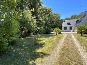 Maisons de vacances Grande maison familiale a 800m de la plage de Kermor avec jardin - FR-1-481-122 : photos des chambres