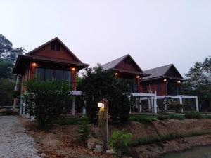 บ้านกลางเกาะ รีสอร์ท - Ubytování bez kategorie ve městě Uthai Thani