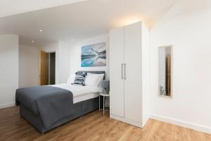 Skyvillion - 4 Bed Luxury Apartment with Balcony & Parking