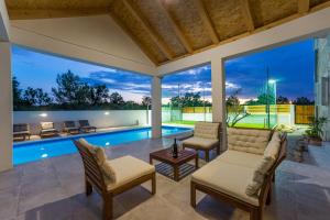 LUXURY VILLA AENONA