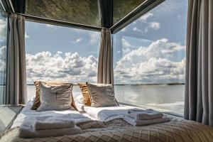 Domki na wodzie - HT Houseboats - with sauna, jacuzzi massage chair