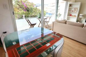 Petit Ancora, Frente a Playa grande