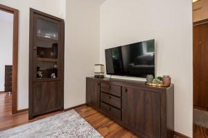 Ogrodowa Warm Wood Apartment by BookingHost