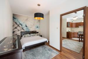 Ogrodowa Warm Wood Apartment by BookingHost