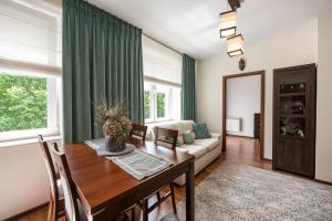 Ogrodowa Warm Wood Apartment by BookingHost