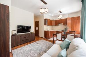 Ogrodowa Warm Wood Apartment by BookingHost