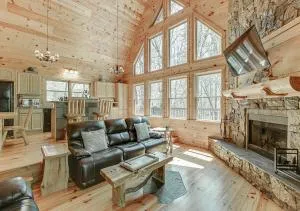 Wooded ViewsNear Helen w Fireplace & Hot Tub - Demorest