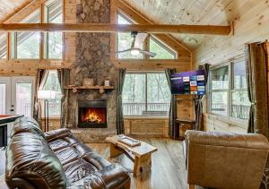 2 Person Jacuzzi Spa w Creekside Firepit