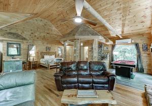 2 Person Jacuzzi Spa w Creekside Firepit