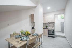 J & A Kandilas Apartment