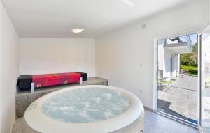 Amazing Home In Donji Zvecaj With Wifi