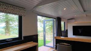 Little Acorn - Luxury shepherds hut lodge with private hot tub and garden