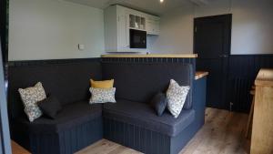 Little Acorn - Luxury shepherds hut lodge with private hot tub and garden