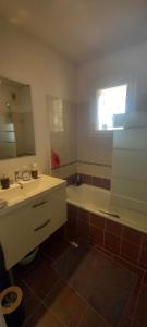 Var Roquebrune sur Argens très joli appartement classe 2 Etoiles