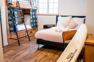 Auberges de jeunesse AUBERGE KOSKENIA : Chambre Familiale avec Salle de Bains Privative