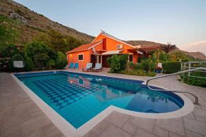 Holiday home in Podstrana 7300