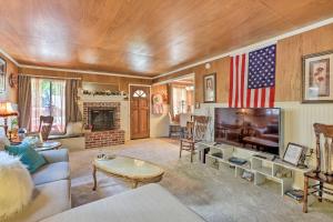 Cozy Crestline Cabin, Close to Lakes, Parks!