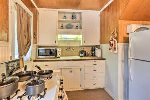 Cozy Crestline Cabin, Close to Lakes, Parks!