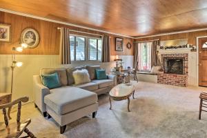 Cozy Crestline Cabin, Close to Lakes, Parks!