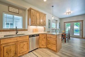1 Mi to Downtown Loveland: Cozy Getaway!