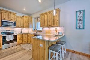 1 Mi to Downtown Loveland: Cozy Getaway!