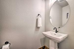 1 Mi to Downtown Loveland: Cozy Getaway!