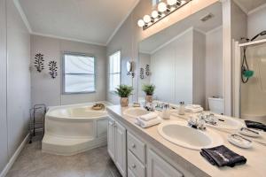 Lakefront Mabank Gem w Sunset Views: Pets Welcome