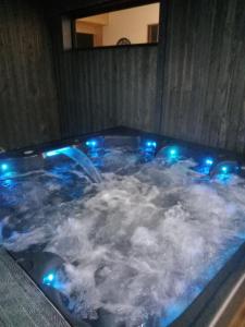 Maisons de vacances Cottage chaleureux avec Sauna & Jacuzzi : photos des chambres