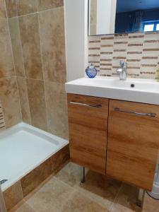 Chambres dhôtes indépendantes au rez-de-chaussée dune maison provençale dont une avec cour intérieure