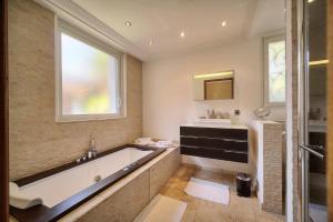 Villas Propriete Prestige Mougins Cannes Hammam sauna, DISCOTHEQUE salle de Cinema : photos des chambres
