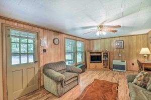 Bonfires and BBQs! Creekside Retreat in Marshall