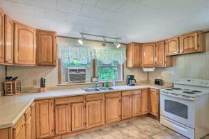 Bonfires and BBQs! Creekside Retreat in Marshall